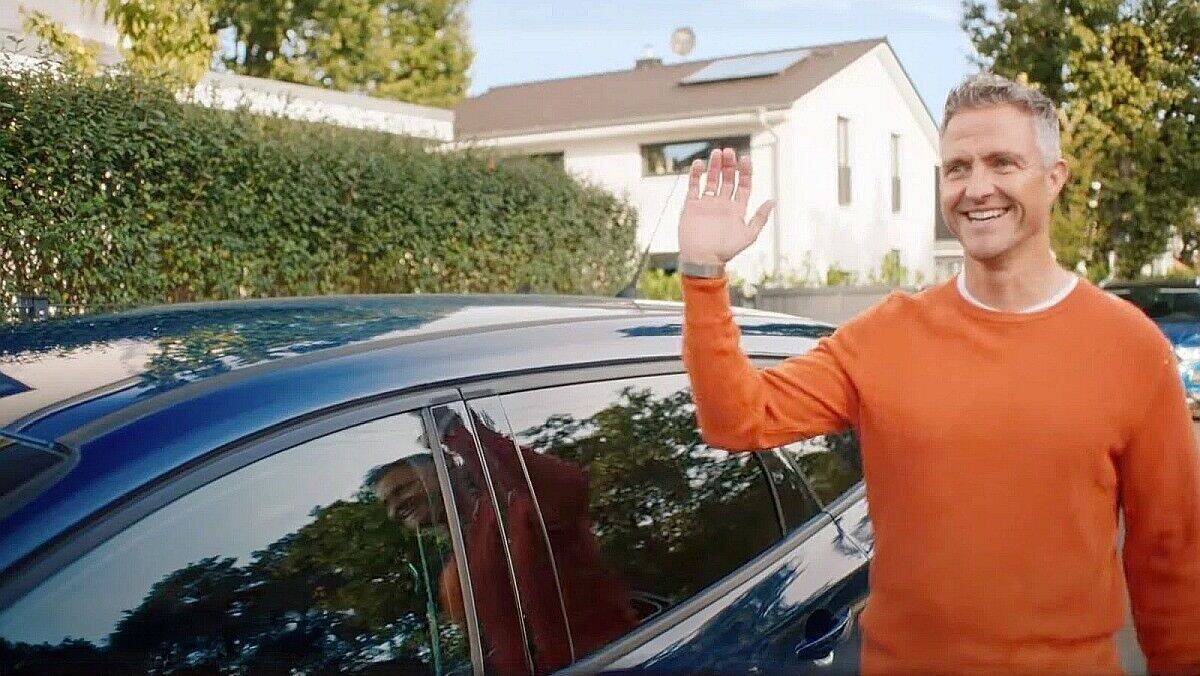 Ralf Schumachers orangefarbener Pullover wurde zum visuellen Anker der Kampagne.