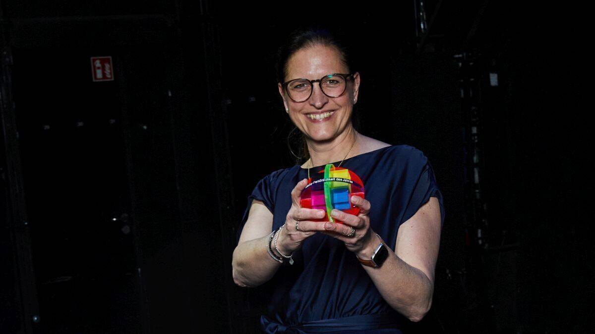 Hornbach-Managerin Katja Sottmeier mit ihrer neuen Trophäe - dem Deutschen Mediapreis 2023.