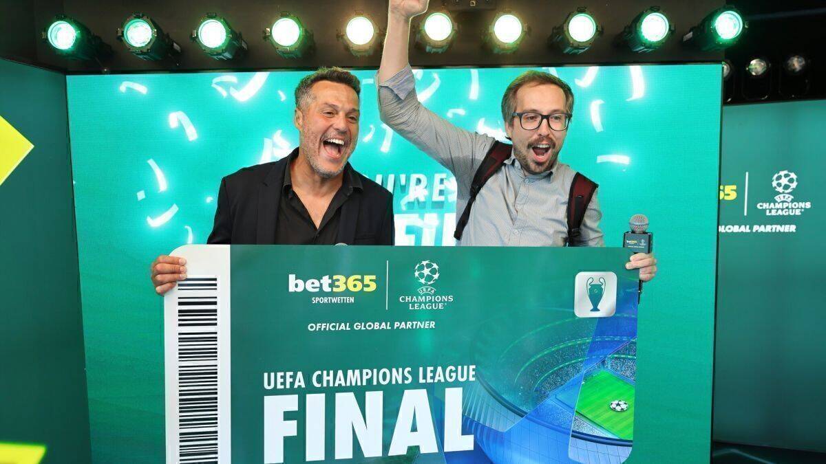 Júlio César mit einem der glücklichen Gewinner.