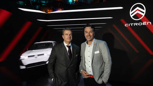 Ocean Outdoor-CEO Christopher Samsinger und Citroën-CMO Timo Hinze präsentieren das neue Ocean Portal.