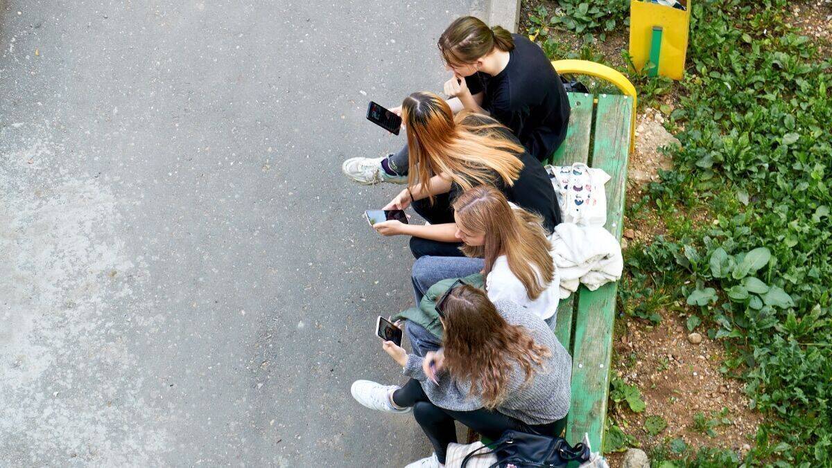 Vor dem Fernseher sitzen Jugendliche kaum noch.