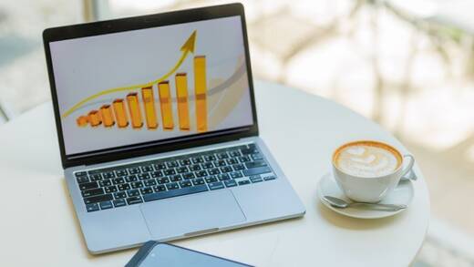 Für digitale Formate wie VoD-Werbung oder Retail Media sehen gut aus. Doch klassische Erlösmodelle geraten weiter unter Druck.