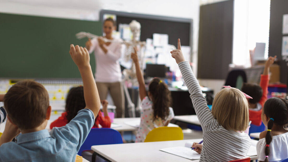 Lehrkräfte fallen zunehmend hinter YouTuber zurück.