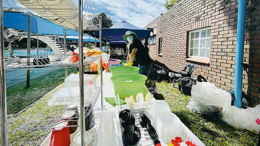 So sauber produziert die Branche heute: mit verschiedenfarbigen Eimern, Plastikflaschen und Öko-Steinen.