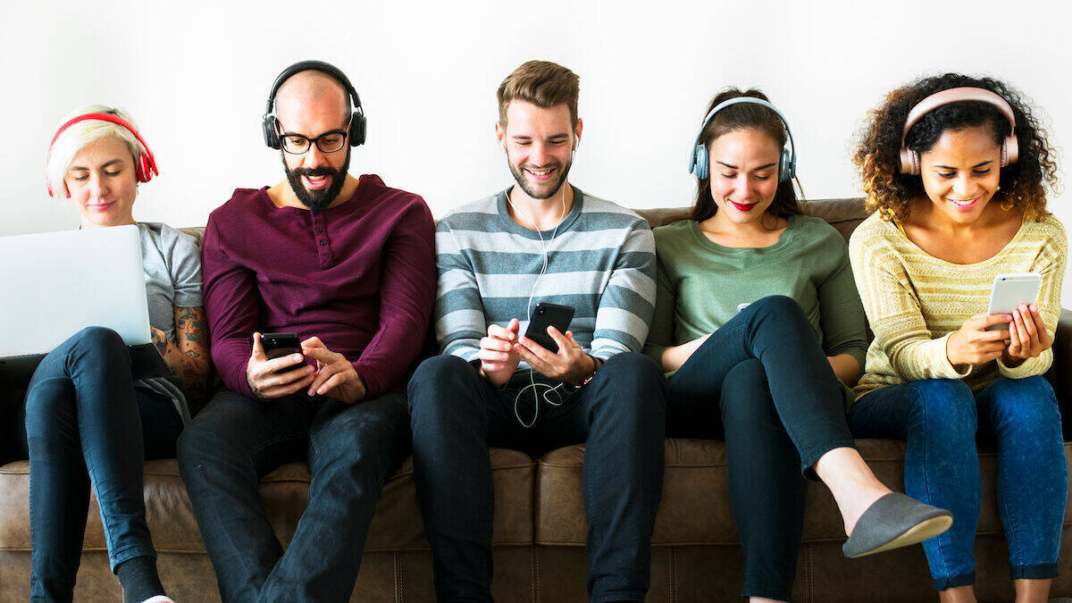 Smart-Speaker und smarte TV-Geräte sowie online-fähige Audiogeräte in Autos verbreiten sich zunehmend – die unangefochtene Nummer eins für Online-Audio bleibt aber das Smartphone.