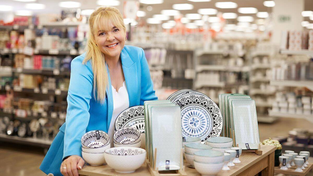 QVC-Moderatorin Kati Conrads in einer Woolworth-Filiale: Mit 48 Jahren übersteigt sie das Durchschnittsalter des typischen Tiktok-Influencers.