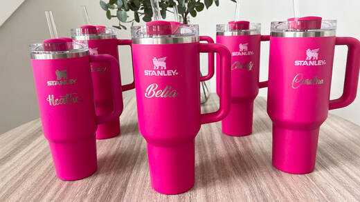 Die Stanley-Tumbler gibt es mittlerweile auch personalisiert bei Etsy.