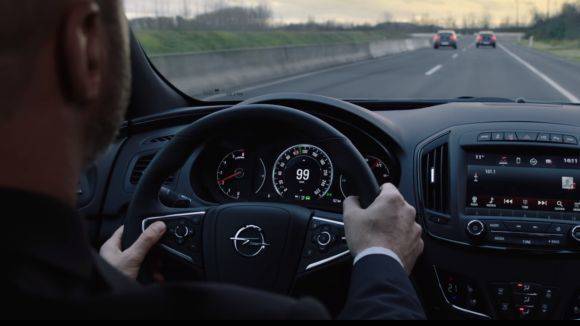 Vitamin E inszeniert den Opel-Messeauftritt auf der "Mondiale de l'Automobile" in Paris.
