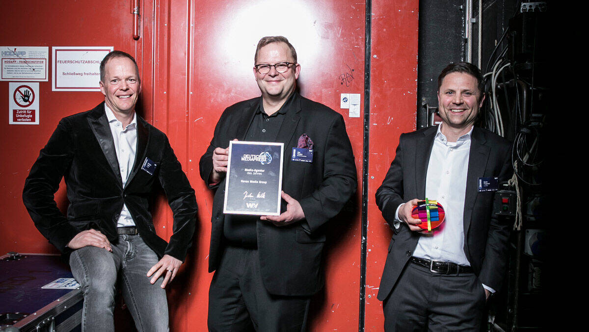 Andreas Lützel, (Managing Director Client Services), Kai Detjen (Chef Buying Officer) und Sven Traichel (CEO) nehmen 2019 stellvertretend für das gesamte Havas-Team den Mediapreis entgegen.