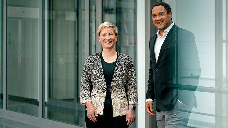 Kati Kempe mit Simon Usifo, Chief Delivery Officer von Ogilvy.