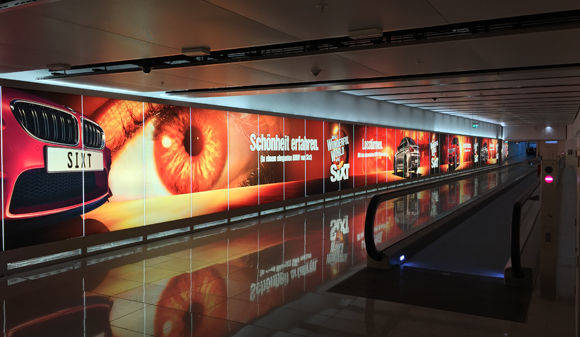 Auf dem Weg zur Gepäckausgabe leuchten 111 illuminierte Glaspanelen.