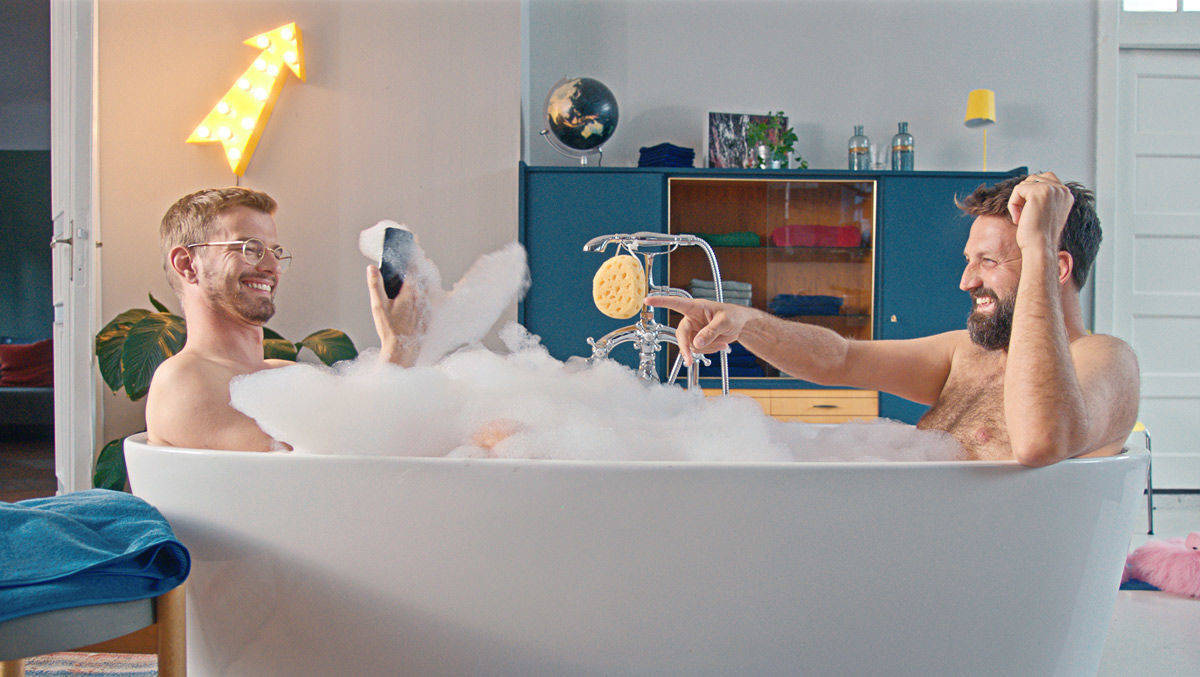 In der Badewanne wie einst die "Herren im Bad" (Loriot), aber ohne Quietscheente: Joko Winterscheidt (l.) und Paul Ripke werben für Ebay.