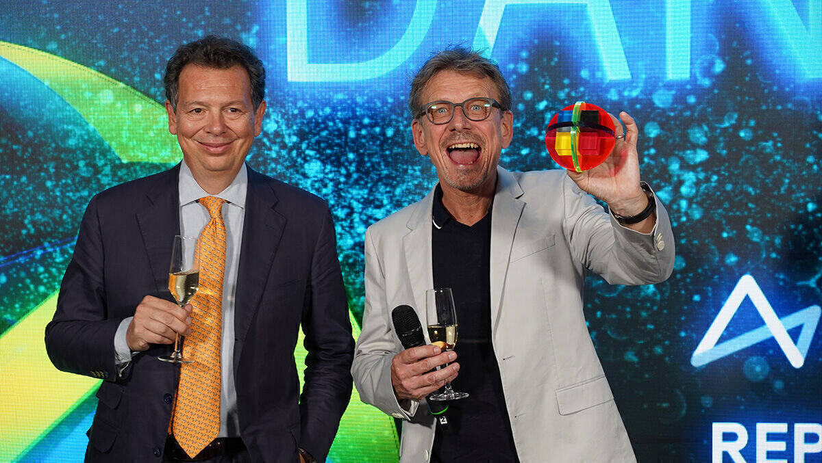 Die Mediaplus-Chefs Jochen Lenhard und Andrea Malgara l) ließen es sich nehmen, die Kugel persönlich abzuholen.