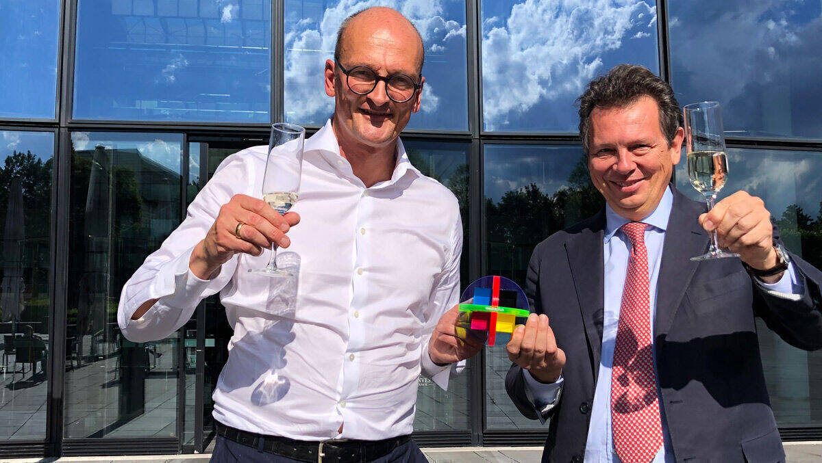 Oliver Hey und Andrea Malgara von Mediaplus liefern sich ein Wettrennen um die Kugel.