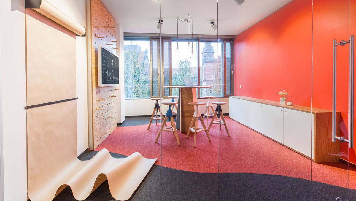 Der neue "Playroom" bei Interone, gestaltet von Peter Schmidt Group, lädt zu Kreativtreffen ein.