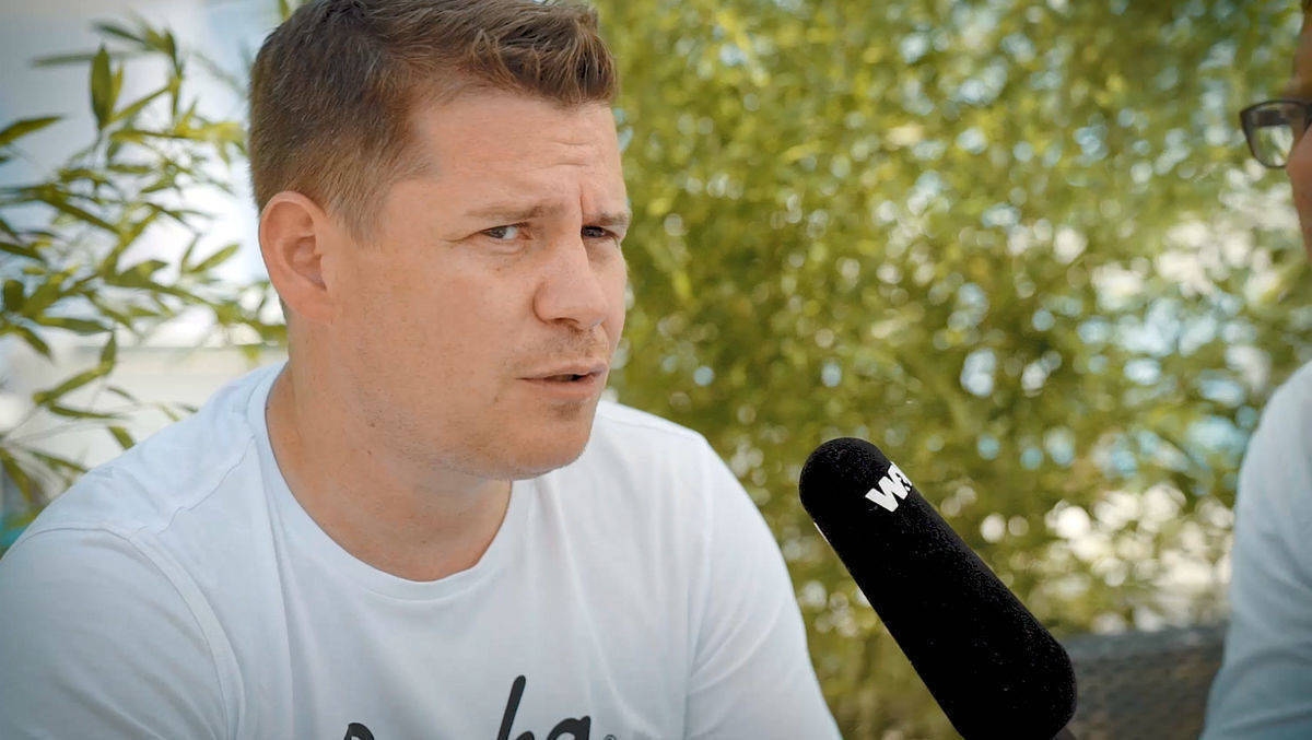 Raphael Brinkert geht eigene Wege. Das Foto zeigt ihn 2017 beim W&V-Interview in Cannes.