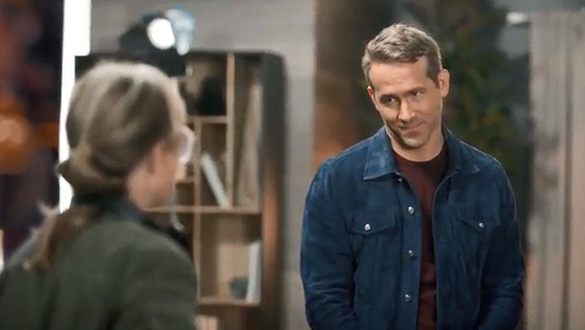 Reue, nicht mal gut gespielt: Ryan Reynolds soll für seinen Netflix-Film und für Samsung-Fernseher werben. Im Hintergrund-Clip taucht plötzlich Aviation Gin auf.