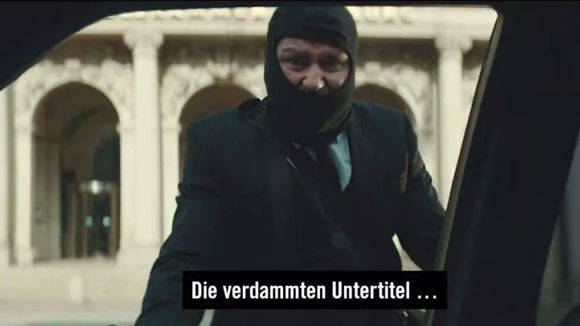 Im Spot werden die Bankräuber von den Untertiteln an der Flucht gehindert