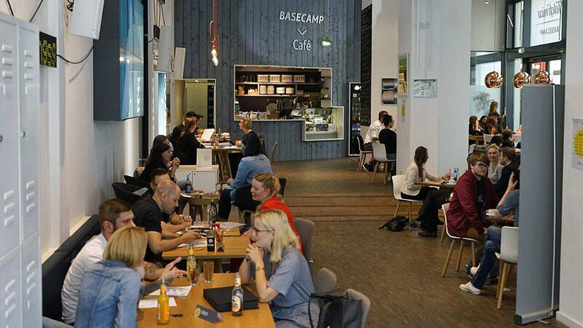 Alle drei Minuten wechseln die Bewerber beim Speed-Recruiting-Event die Tische.