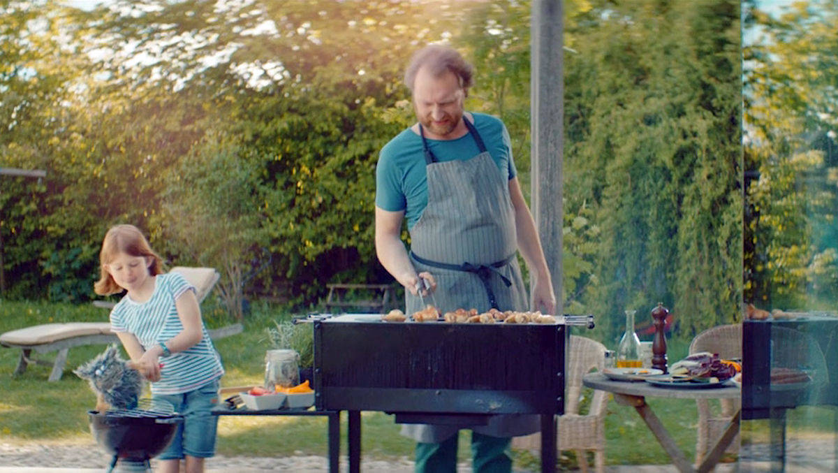 Kuscheltiere grillen: Szene aus dem Mytoys-Spot von Wynken Blynken & Nod.