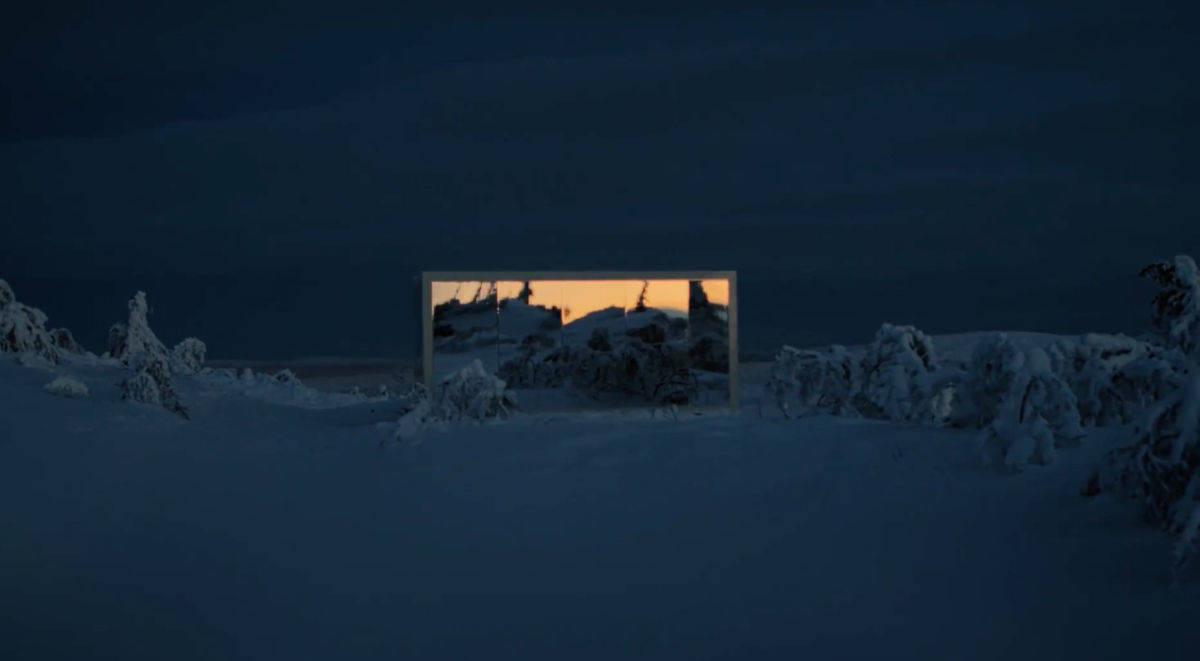 In dem verspiegelten Raum steht der neue Passat - wer ihn zuerst findet, darf ihn behalten.