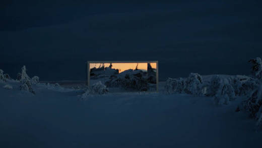 In dem verspiegelten Raum steht der neue Passat - wer ihn zuerst findet, darf ihn behalten.