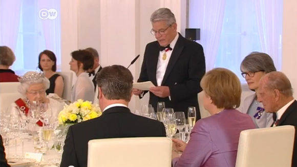 Die präsidiale Bestuhlung erinnert an ein Möbelhaus am Stadtrand: "Ohne Armlehne, Bezug PU-Lederimitat, Gestell Nussbaum geölt, sofort abholbereit".