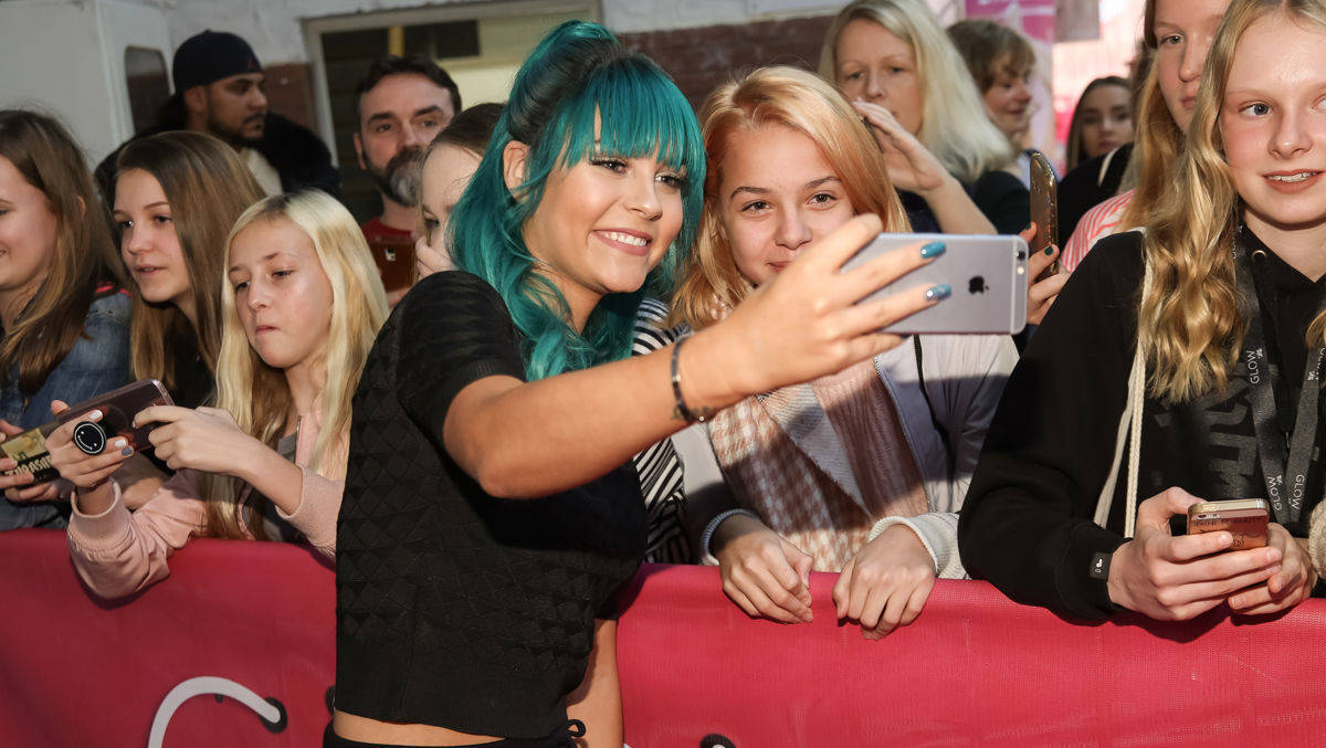 XXL-Influencerin mit Fans: Dagi Bee auf der Glow: