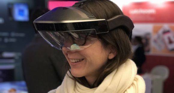 Susanne Eneff beim Augmented-Selbsttest.