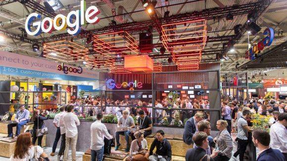 Unter anderem Google (hier der Dmexco-Stand) will sich für bessere Online-Werbung einsetzen.
