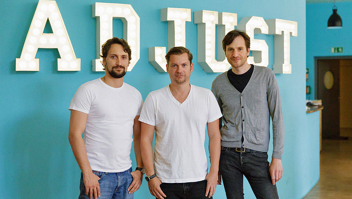 Die drei Gründer von Adjust -  Paul H. Müller, Christian Henschel und Manuel Kniep (v.l.n.r.) - setzen sich nun mit einem neuen Standard gegen den mobilen Klickbetrug ein.