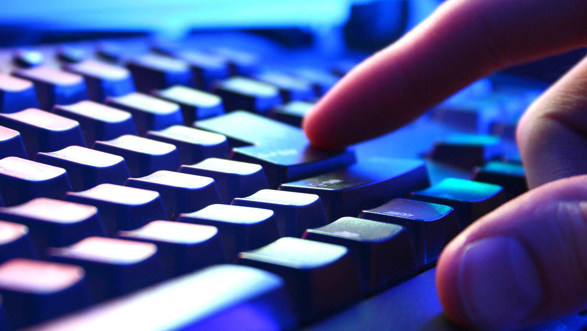 Mindestens seit August soll das kriminelle Netzwerk mit 34.000 unterschiedlichen Domain-Namen und mehr als einer Million verschiedenen URLs getäuscht haben.