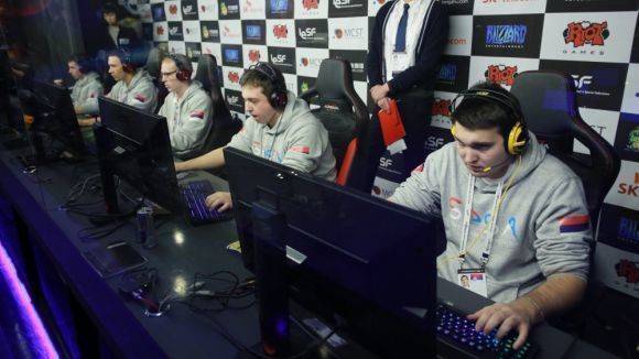 Kampfbereit: das serbische Team bei der siebten E-Sports-WM in Seoul 2015.