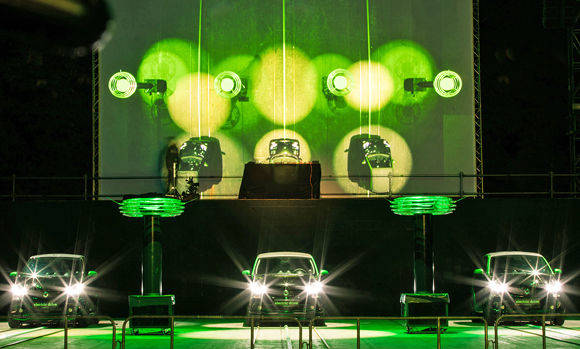 Vier große Hochspannungsspulen erzeugten "singende" Lichtblitze.