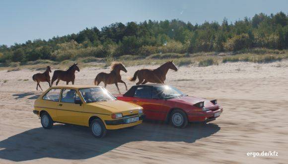 Romantik am Strand oder die kleinen Freuden eines Sportwagens.
