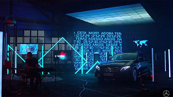 Mit viel Licht, Kunst und Installationen widmet sich Mercedes zwölf Stunden lang dem Augenblick.