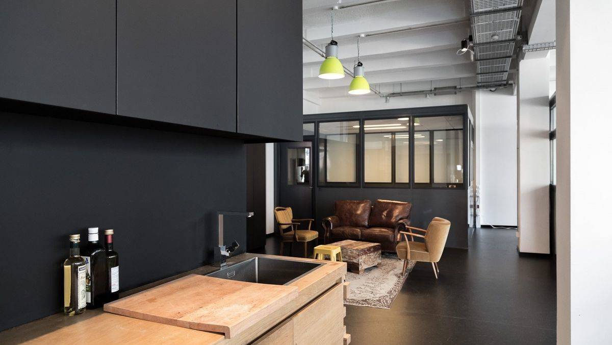 Die Agentur sitzt in Hamburg zentral am Schaartor 1. 