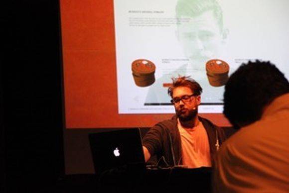 Akademie U5-Diplomand Moritz Fischer zeigt sein Werbekonzept für "Murray´s Superior Hair Dressing Pomade"