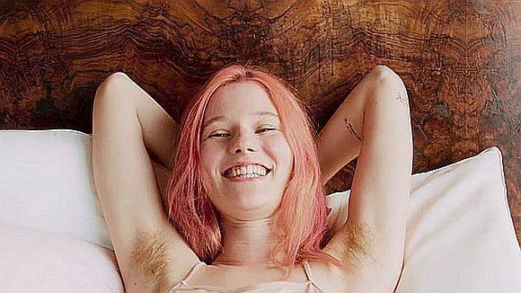 Die Modemarke H&M liefert ihre eigene Definition von Weiblichkeit.