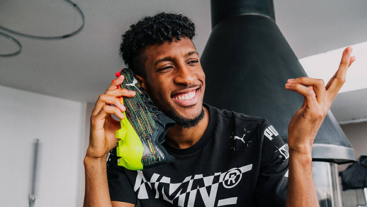 Coman präsentiert den neuen Puma-Schuh. 