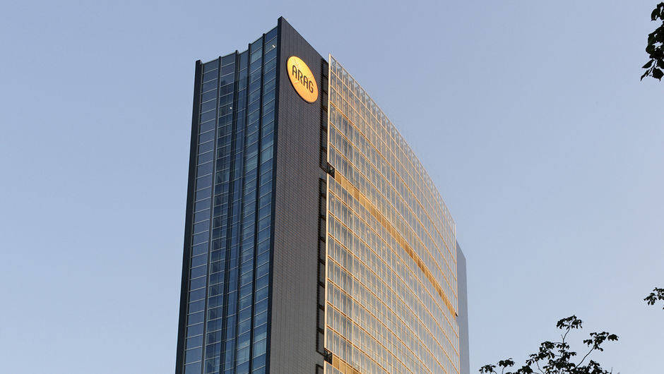 Arag-Tower in Düsseldorf: Der Versicherungskonzern setzt auf Chatbots.