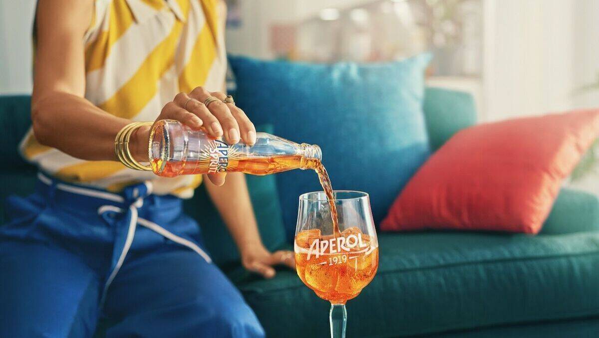 Aperol Spritz ist ab sofort in Deutschland als Premix erhältlich. Flankiert wird der Launch durch eine deutschlandweite und reichweitenstarke PR-, Online- und Social-Media-Aktivierung.