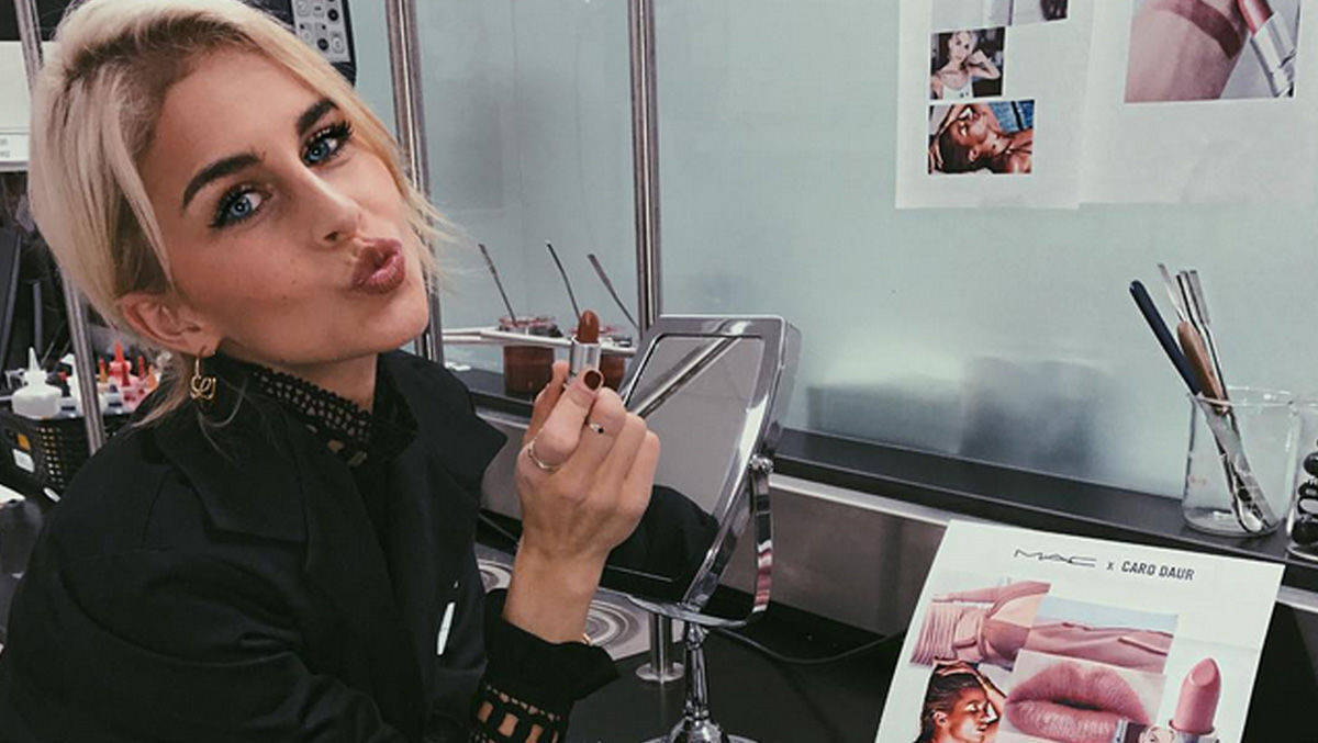 Dieses Foto hat Influencerin Caro Daur auf Instagram gepostet, um ihre Kooperation mit MAC Cosmetics bekanntzugeben.