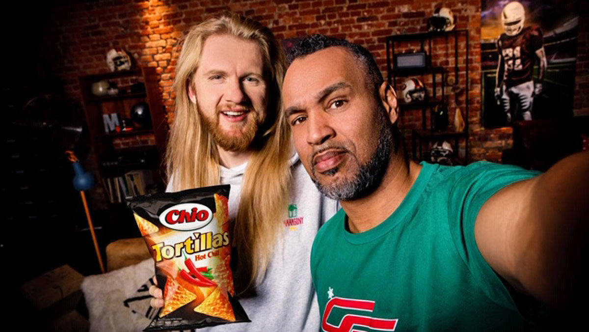 Die Football-Experten Patrick "Coach" Esume (rechts) und Christoph "Icke" Dommisch sind Super-Bowl-Markenbotschafter für Chio Tortillas.