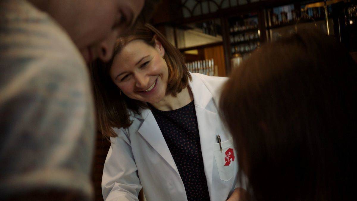 Echte Apothekerin in echter Apotheke