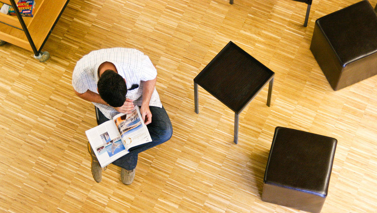 Junge Menschen treffen schwierige Entscheidungen für Studienfach und den folgenden Beruf - das Geld ist dabei nicht alles, was zählt, aber unwichtig eben auch nicht.