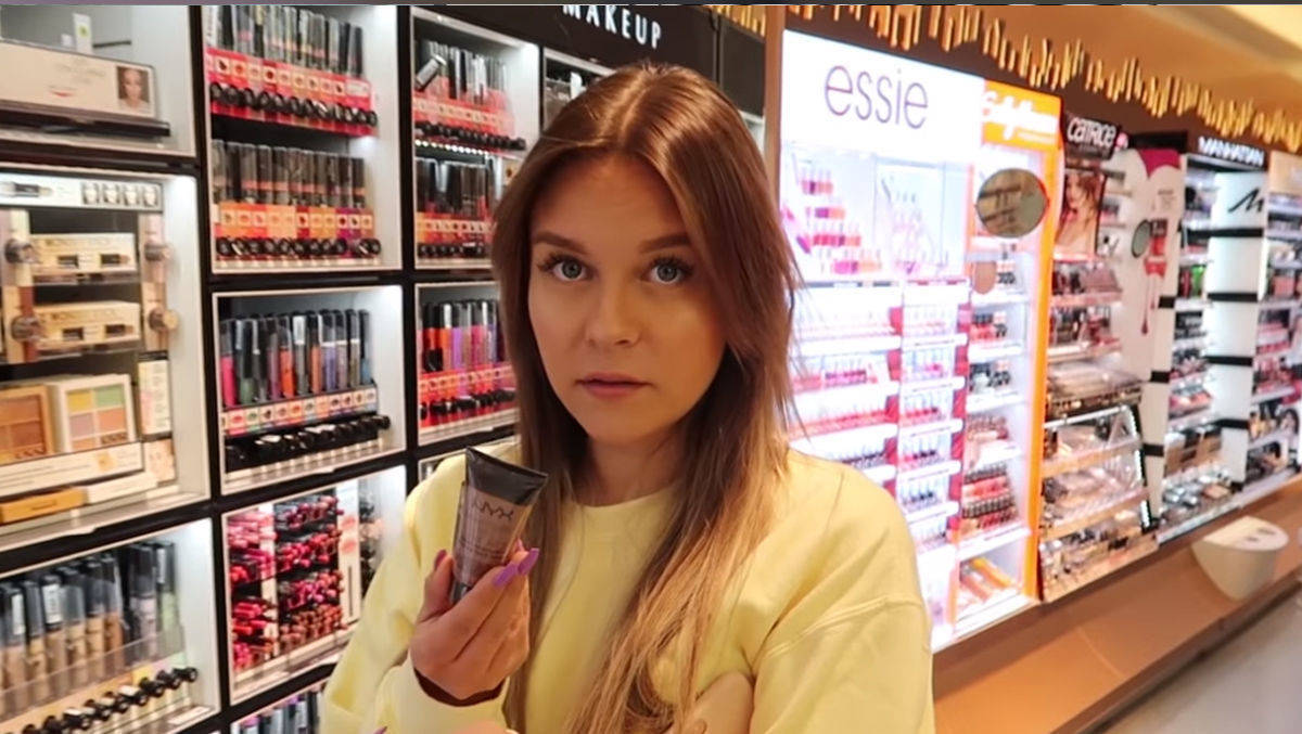 Dagi Bee im dm bei einer ihrer Einkaufsorgien, ein "Crazy dm Live Haul"