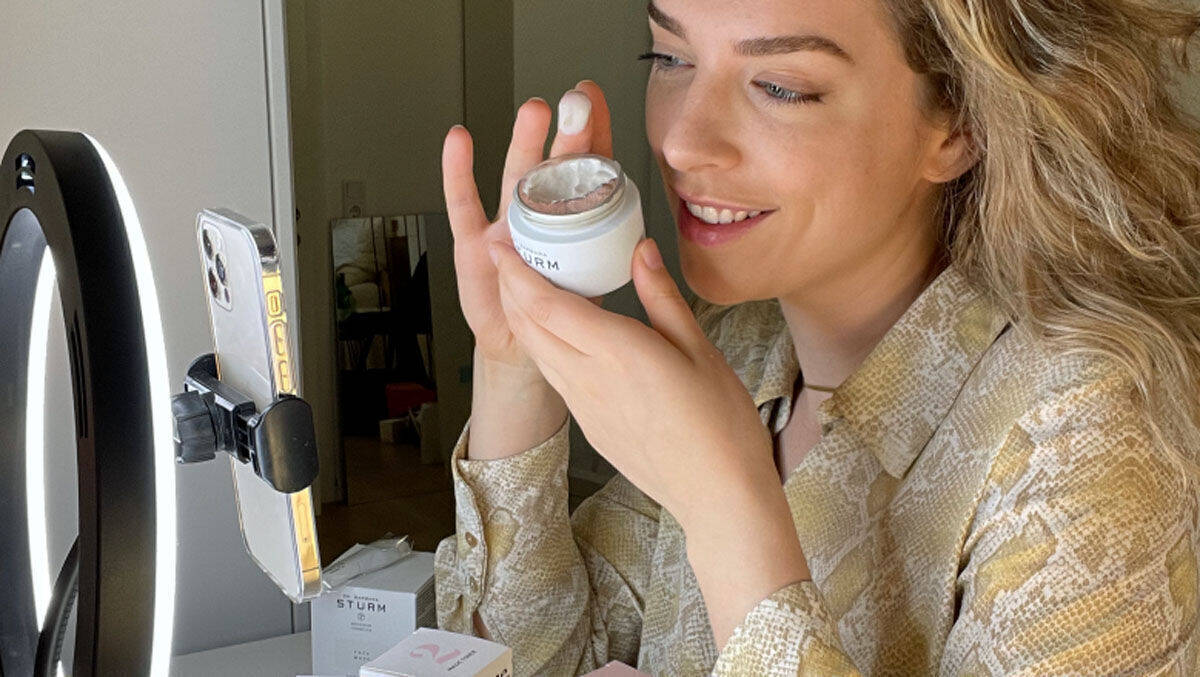 Der Händler Douglas lockt mit Videos und Live-Shopping.