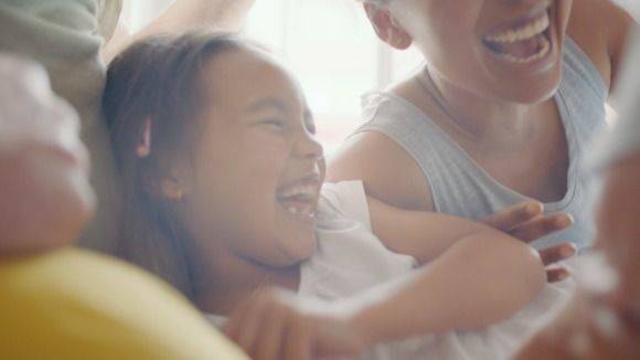 Das man mit Kindern entspannt verreisen kann, das will Airbnb in seiner neuen Kampagne beweisen.