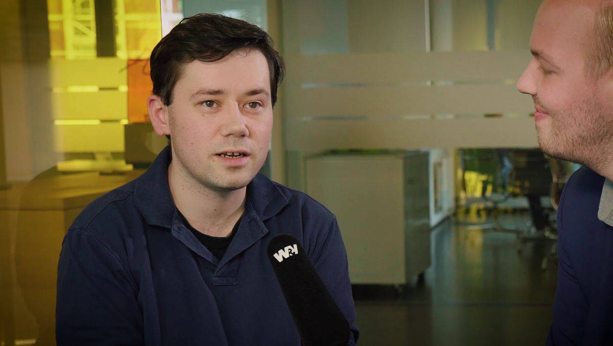 Daniel Rehn (r.) führt das Videointerview mit dem Web-Entertainer Rob Vegas.